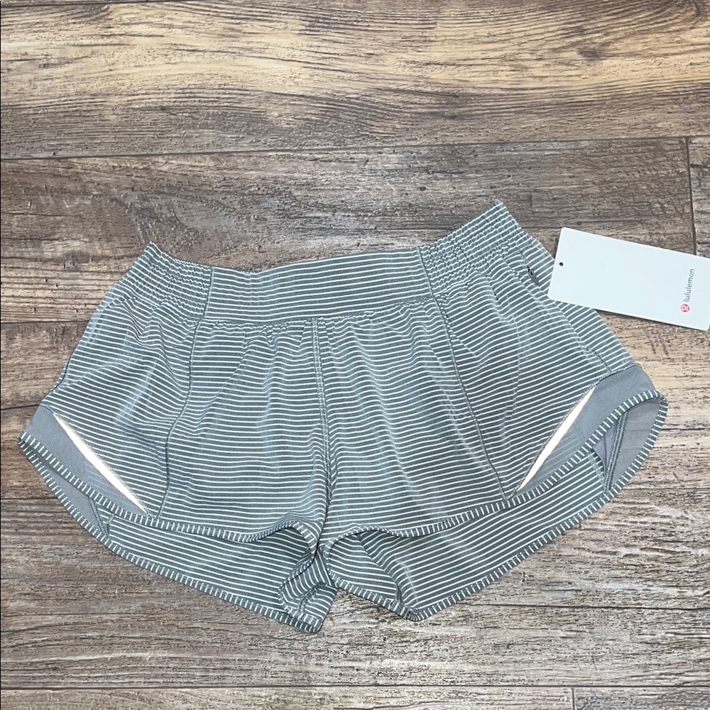 Lululemon hotty hot LR shorts 2.5 inches lined